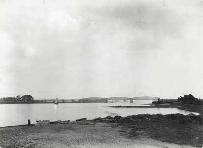 172192 Gezicht op de spoorbrug over de Waal bij Zaltbommel.